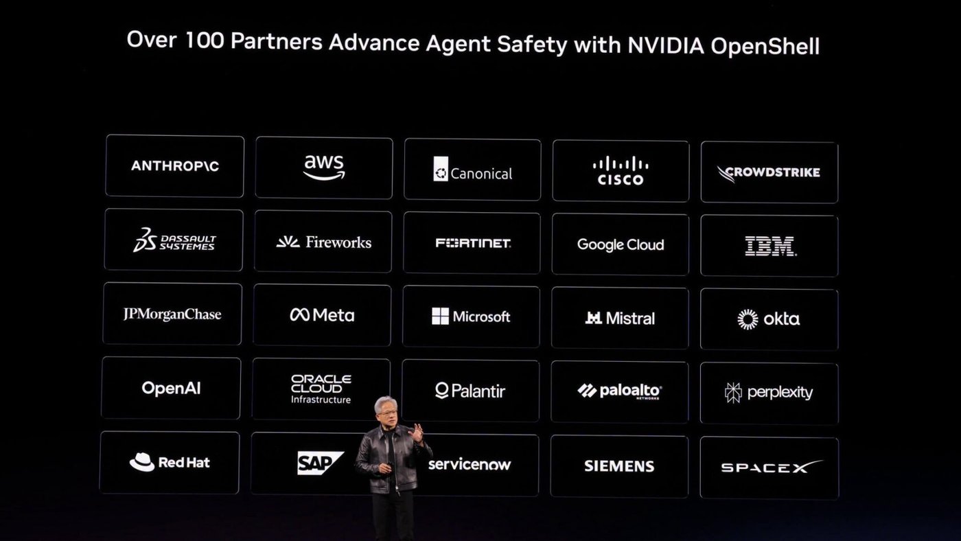 Jensen Huang, ortak logolarının göründüğü Over 100 Partners Advance Agent Safety with NVIDIA OpenShell başlıklı NVIDIA keynote slaytının önünde