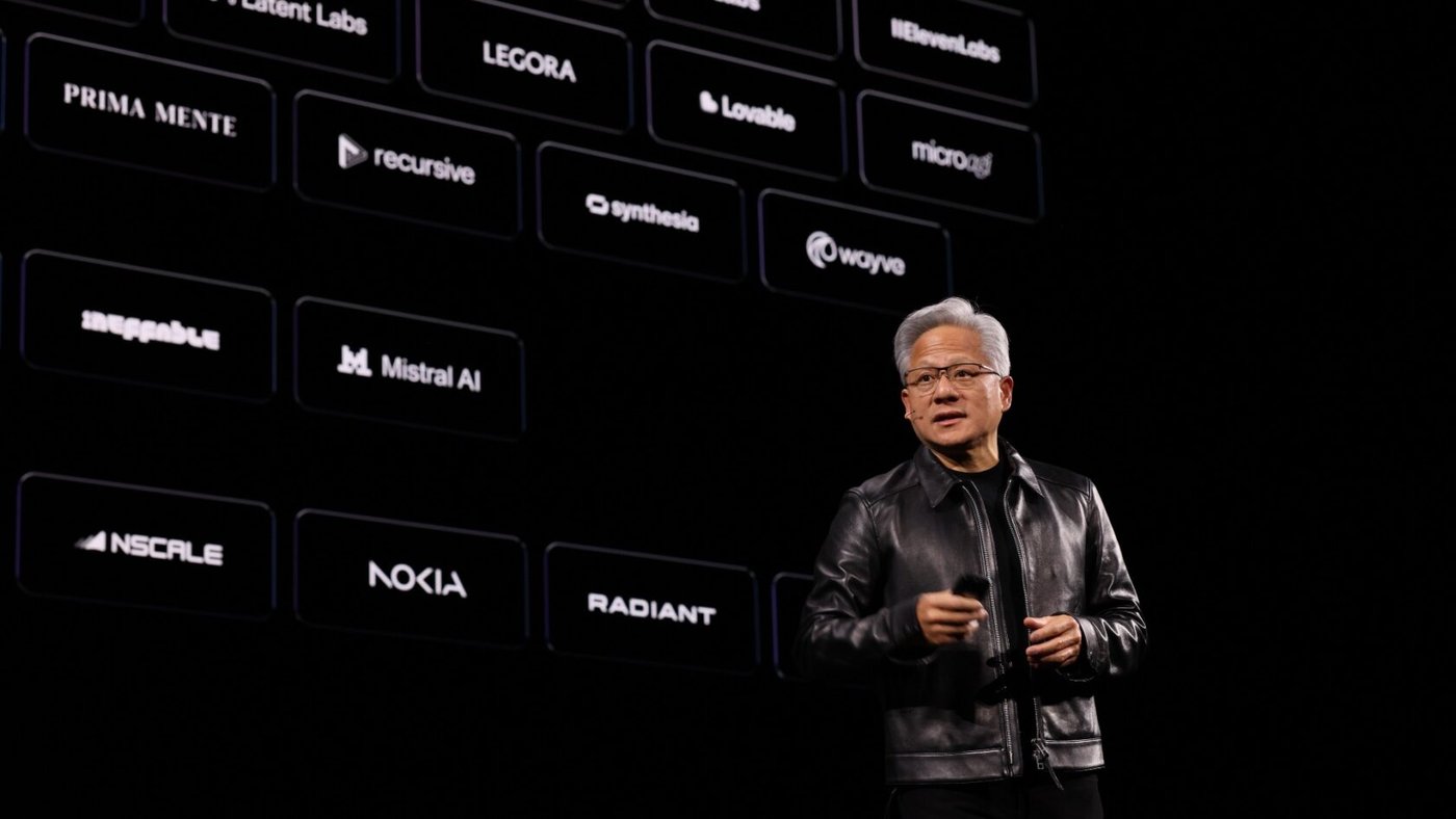 Jensen Huang, GTC Berlin 2026'da Mistral AI, Nokia ve Nscale gibi Avrupalı yapay zekâ şirketlerinin logolarının bulunduğu bir slaytın önünde sahnede